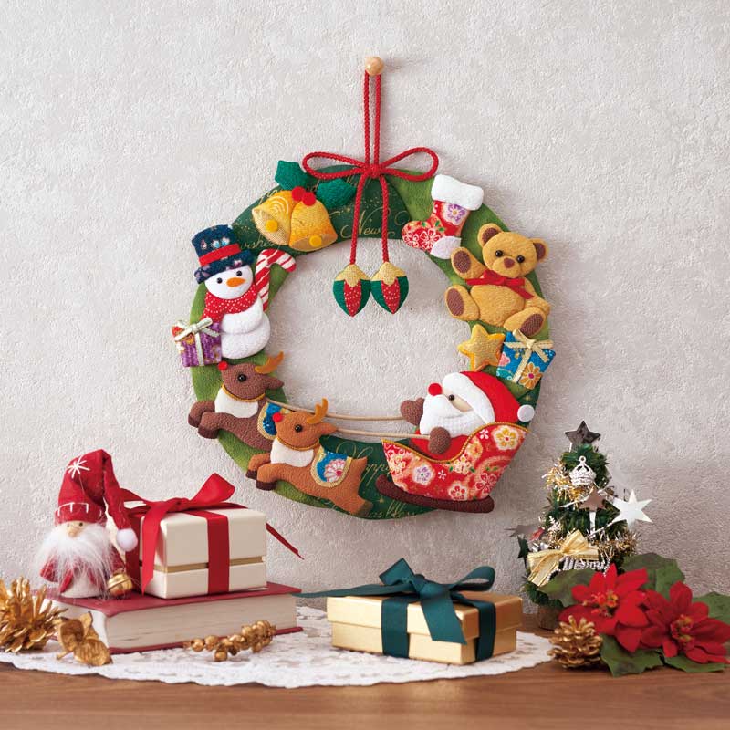 賑やかなクリスマスのリースが冬の特別なひと時を彩ります