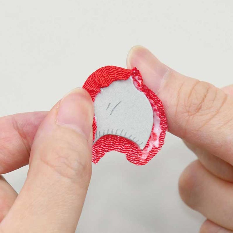型抜き済みパーツを布でくるみます