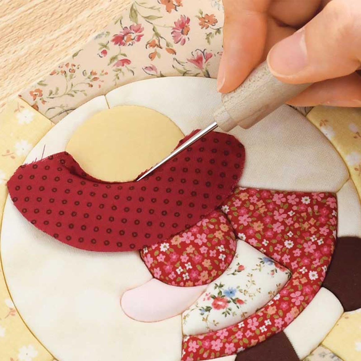 目打ちでミゾをなぞって布を入れこんで作ります