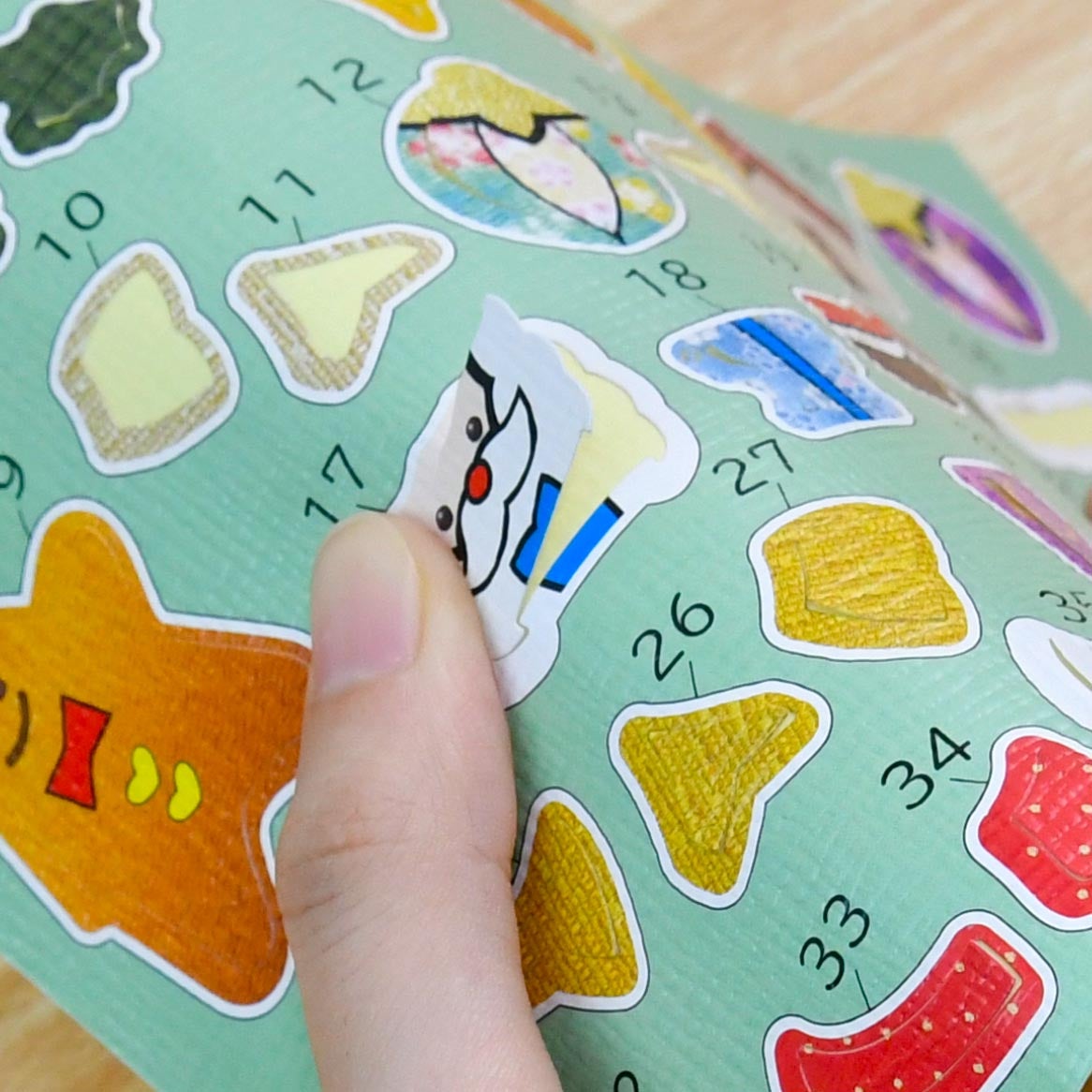 シールは厚みがあるので折り曲げると台紙からはがしやすい