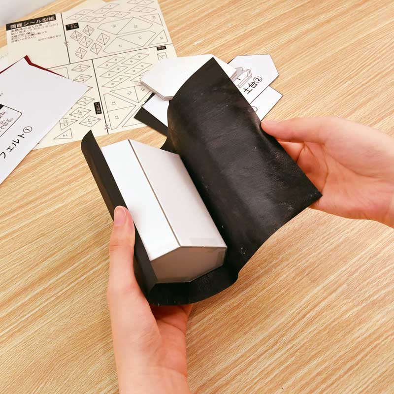 本体をセロハンテープで貼って組み立て、スティックのりを使って、周りに洋紙を貼ります
