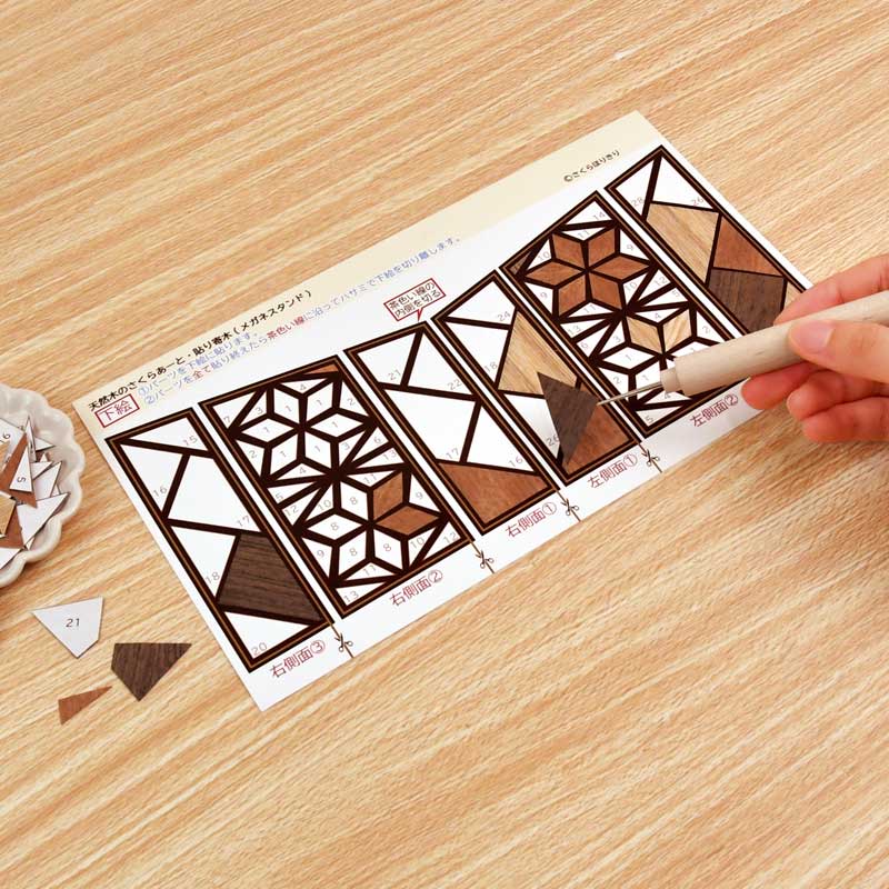 はさみで切ってシール状になった天然木のシートを下絵に貼るだけ