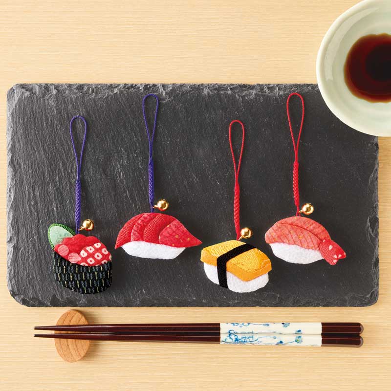 いくら、まぐろ、玉子、えびの美味しそうなお寿司の根付