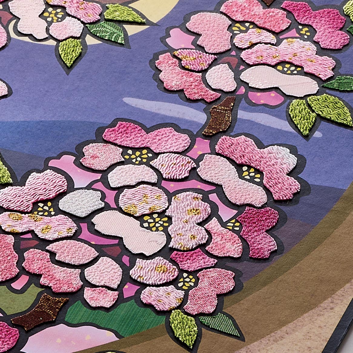 ちりめん布の美しい色彩や光沢を楽しめます