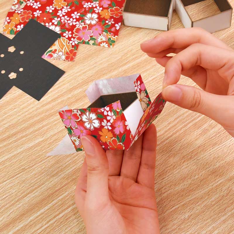 作るのは本体の箱。箱を組み立て、友禅和紙を貼るだけの簡単な工程