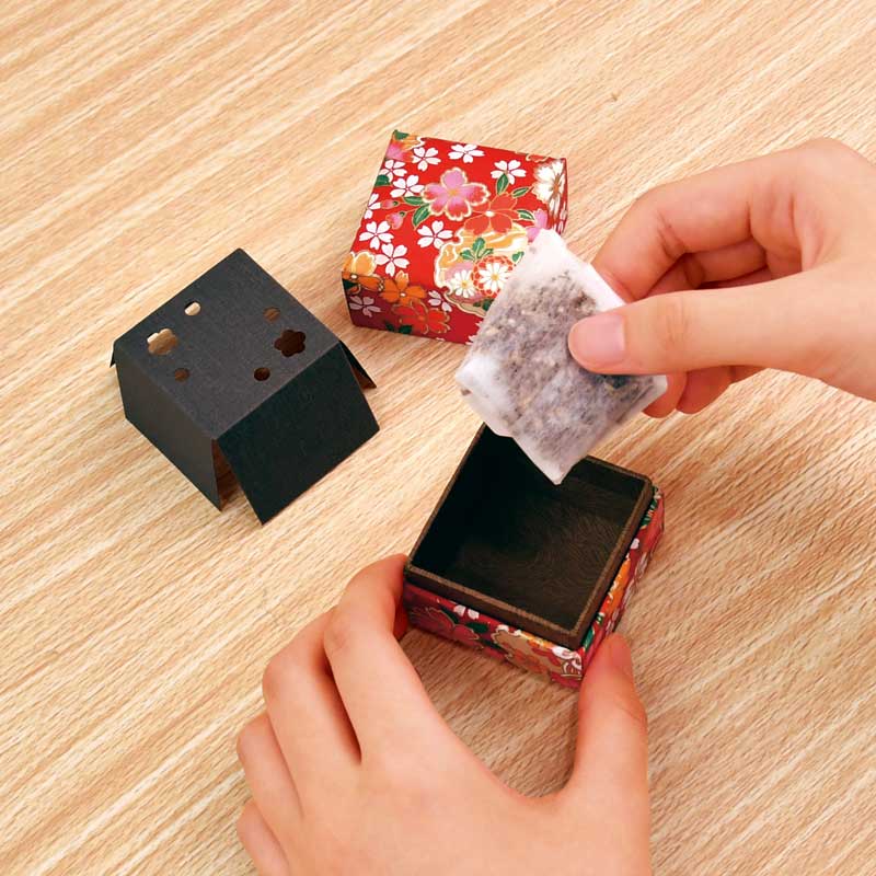 不織布に入ったお香を箱に入れ、内蓋をして香りをお楽しみいただけます